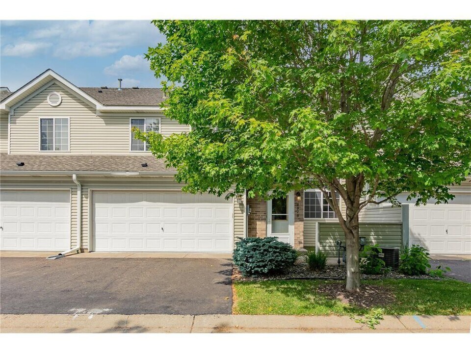 8878 Spring Ln in Woodbury, MN - Building Photo