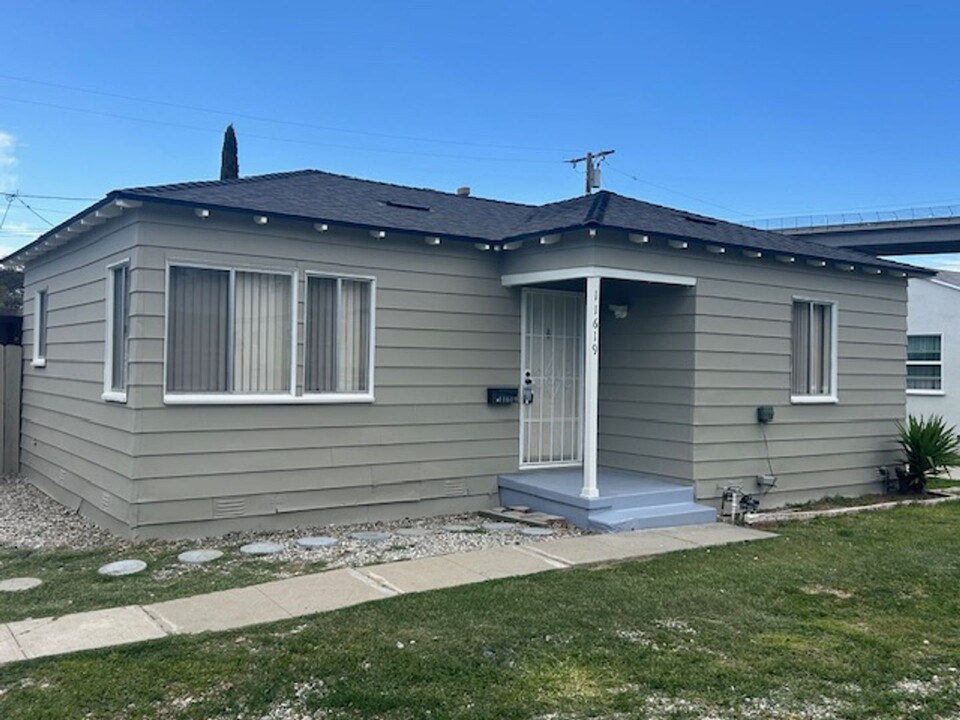 11619 Sundale Ave in Hawthorne, CA - Building Photo