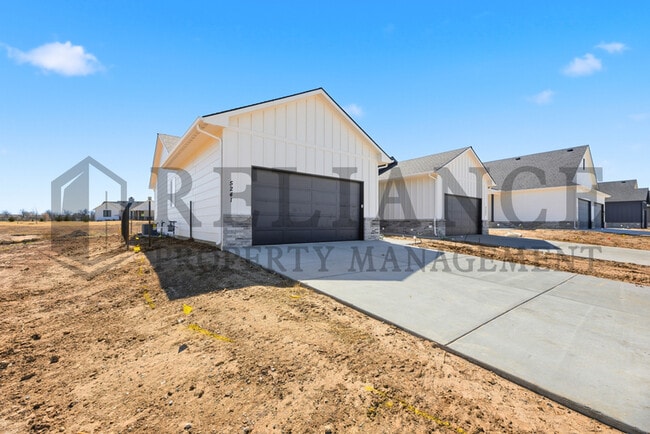 5241 N Pinecrest Ct in Bel Aire, KS - Building Photo - Building Photo