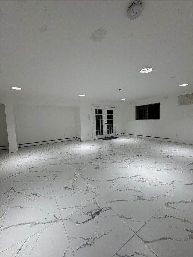 1110 William St in Hempstead, NY - Foto de edificio - Building Photo