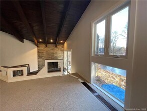 860 Oakwood Rd in Orange, CT - Building Photo - Building Photo