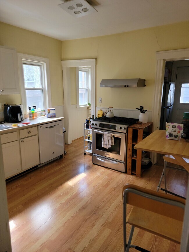 34 Sunset Rd, Unit 2 in Somerville, MA - Foto de edificio - Building Photo