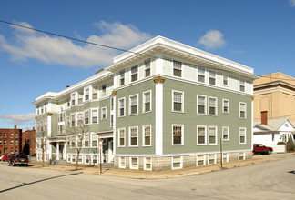 8 Harrison St in Manchester, NH - Building Photo - Building Photo