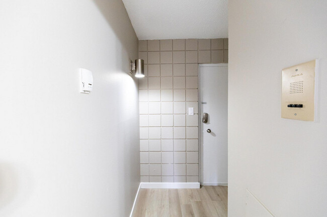 Elbow Mission Apartments in Calgary, AB - Building Photo - Building Photo