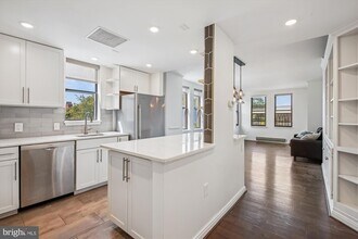 649 C St SE, Unit 302 in Washington, DC - Foto de edificio - Building Photo