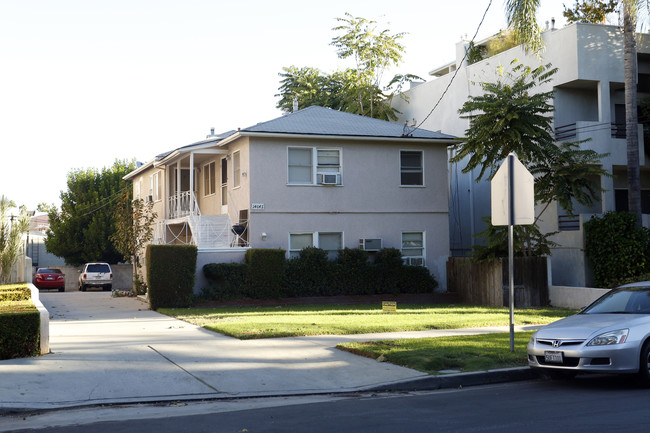 14643 Dickens St in Sherman Oaks, CA - Building Photo - Primary Photo