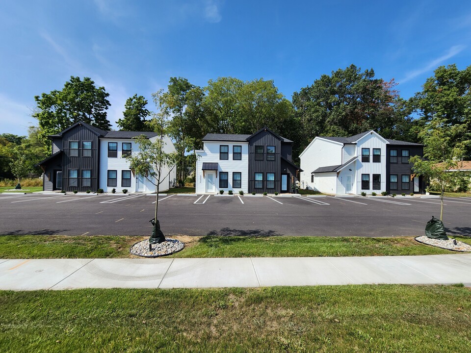 8205 Secor Rd, Unit A# in Lambertville, MI - Foto de edificio