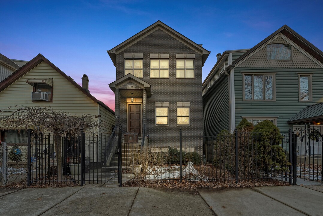 1838 N Fairfield Ave in Chicago, IL - Foto de edificio