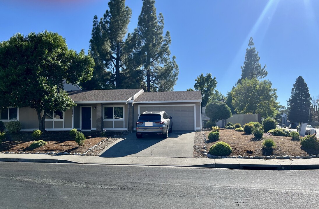 196 Woodbury Cir in Vacaville, CA - Building Photo