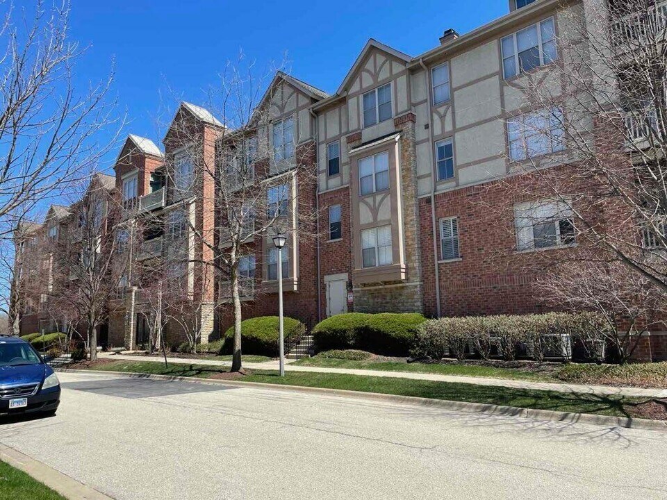 1739 Tudor Ln in Northbrook, IL - Building Photo
