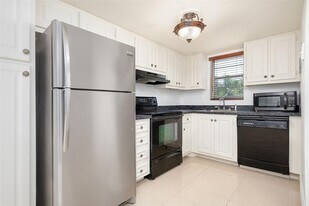 3150 W Rolling Hills Cir, Unit 307 in Davie, FL - Building Photo