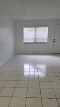 6882 NW 173rd Dr in Hialeah, FL - Building Photo - Building Photo