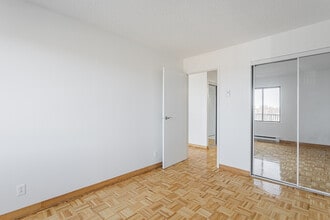 Navarin in St. Laurent, QC - Building Photo - Building Photo