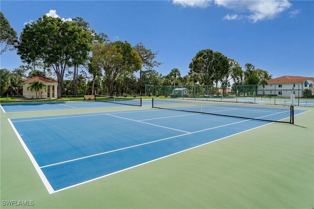 655 Luisa Ln in Naples, FL - Building Photo