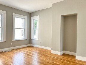 642 Moody St in Waltham, MA - Foto de edificio - Building Photo