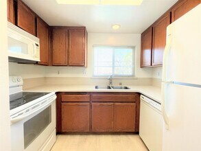 2819 New Castle Way in Carlsbad, CA - Building Photo - Building Photo