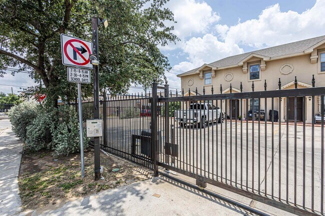 1220 Rosario St in Laredo, TX - Building Photo - Building Photo