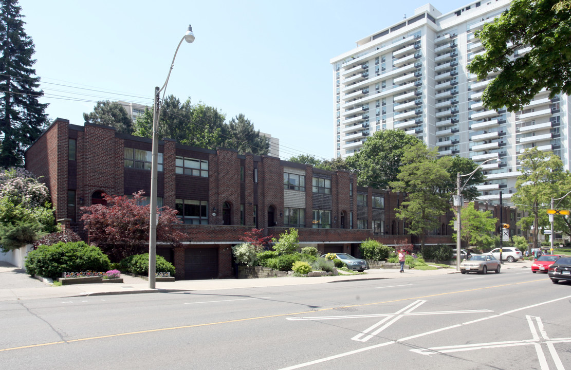 199-221 Davisville Ave in Toronto, ON - Building Photo