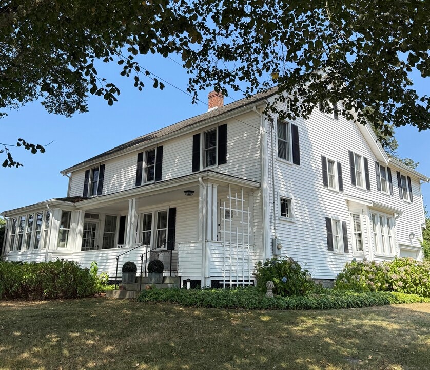 507 Stonington Rd in Stonington, CT - Building Photo