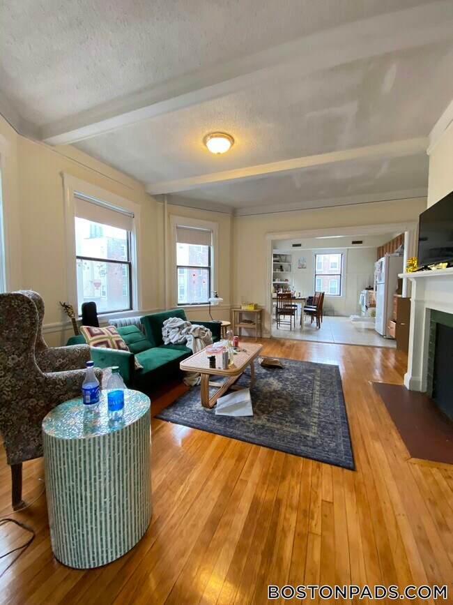 24 Hamilton Rd in Brookline, MA - Building Photo - Building Photo