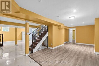 1005 Sandcliff Dr in Oshawa, ON - Building Photo - Building Photo