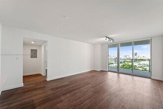 1500 Bay Rd in Miami Beach, FL - Building Photo - Building Photo
