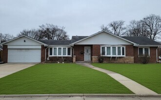8845 Mango Ave in Morton Grove, IL - Building Photo