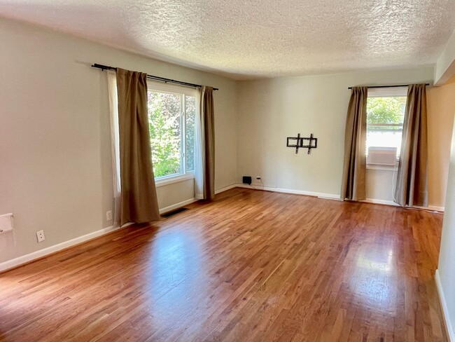 212 NE Beyrl Terrace in Portland, OR - Foto de edificio - Building Photo