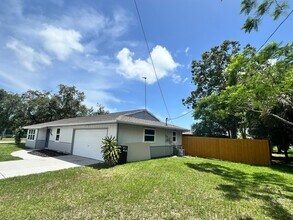 2301 SE Lennard Rd in Port St. Lucie, FL - Building Photo - Building Photo