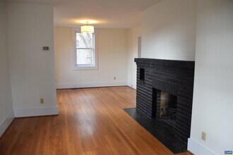 107 Harris Rd in Charlottesville, VA - Foto de edificio - Building Photo
