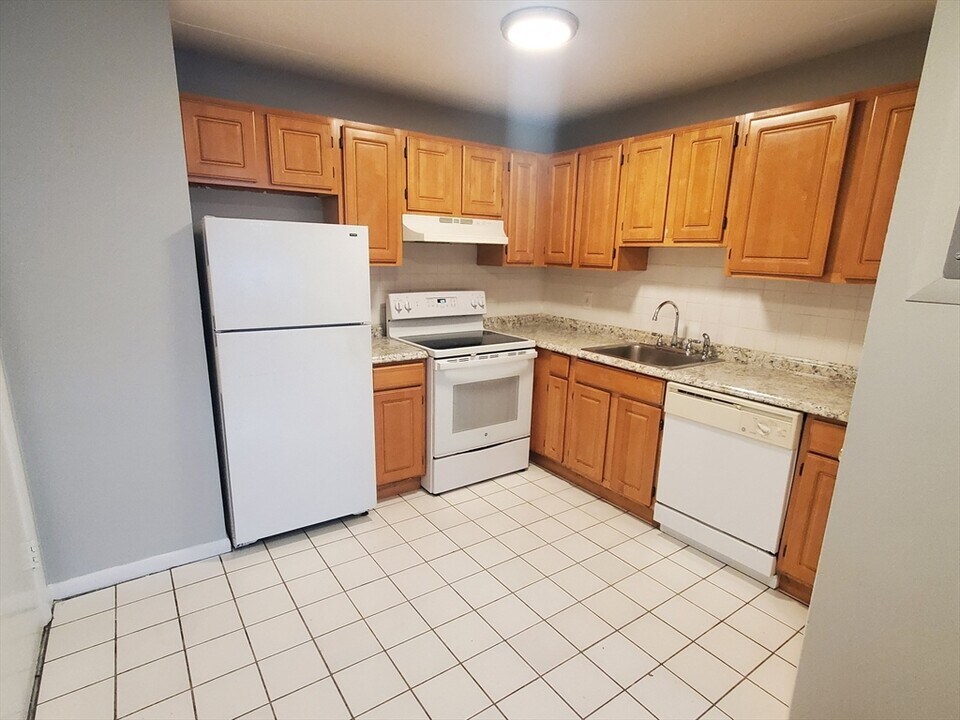 4 Oakcrest Rd in Boston, MA - Building Photo