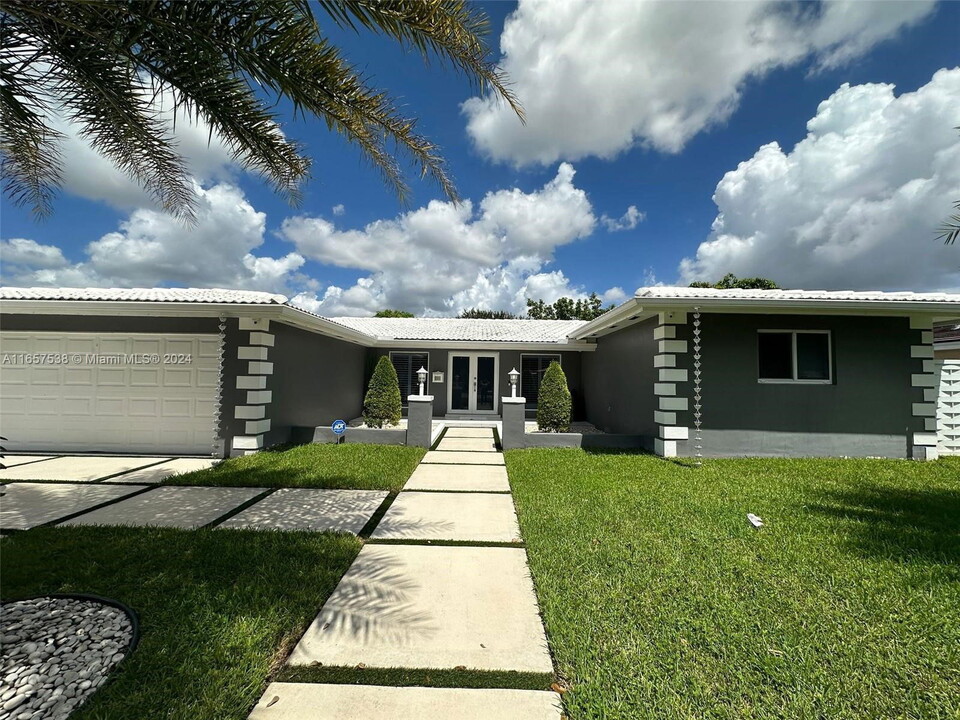 6951 Miami Lakeway in Miami Lakes, FL - Foto de edificio