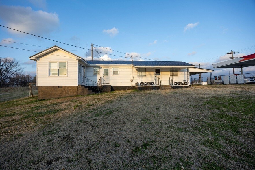 200 Sycamore St N in Cowan, TN - Building Photo