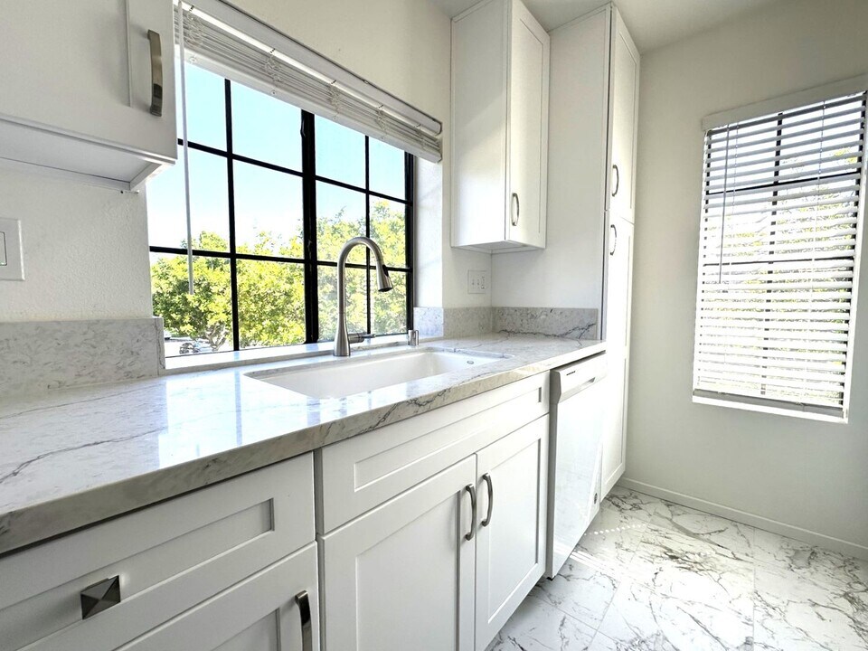 10930 Summerdale Way in San Diego, CA - Building Photo