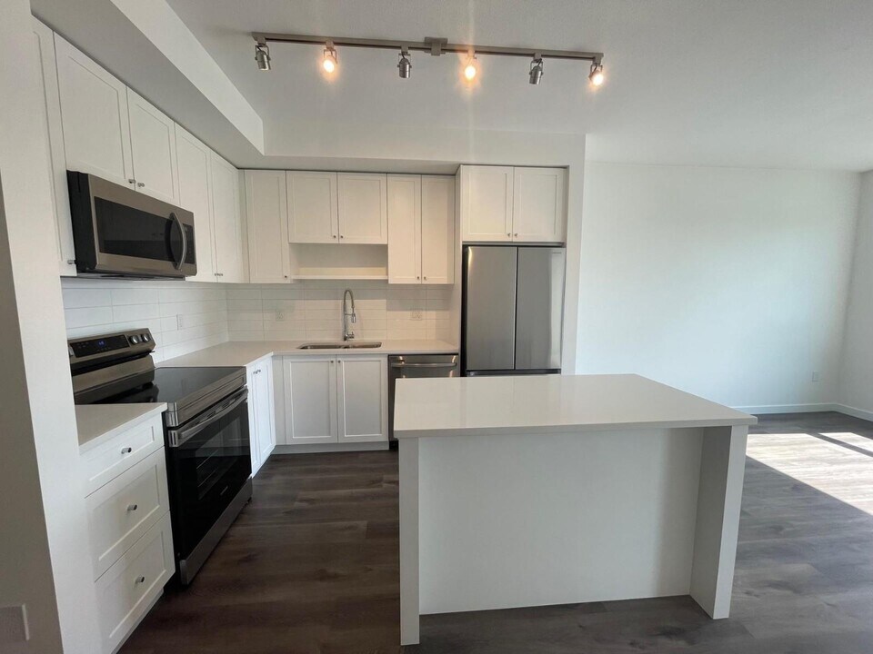 16633-16624 B114 in Surrey, BC - Building Photo