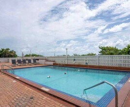 6969 Collins Ave, Unit 903 in Miami, FL - Foto de edificio - Building Photo