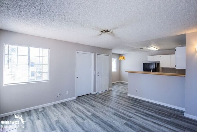 2755 Jennydiane Dr in Las Vegas, NV - Building Photo - Building Photo