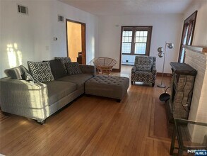 325 Bogert Ave in Ridgewood, NJ - Foto de edificio - Building Photo