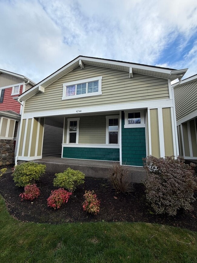 4244 Edgewater Blvd NE