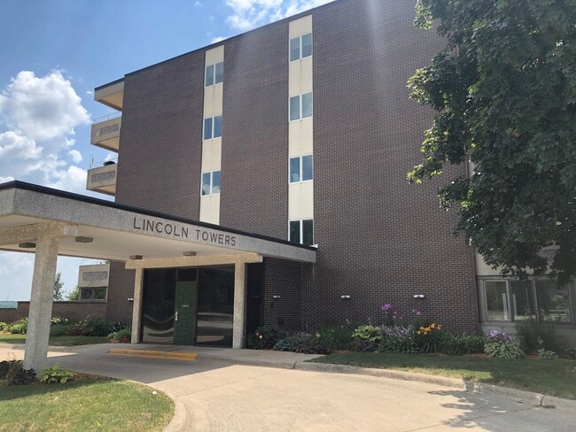 Lincoln Tower Apartments in Marshalltown, IA - Building Photo - Building Photo