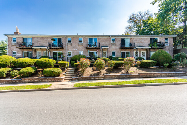 100 Clarendon Pl in Hackensack, NJ - Foto de edificio - Building Photo