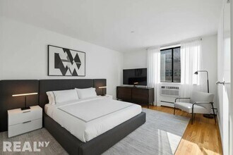 394 E 8th St in New York, NY - Foto de edificio - Building Photo