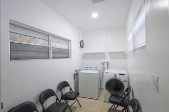 4591 Purdy Ln in West Palm Beach, FL - Foto de edificio - Building Photo