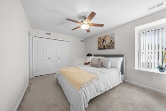 Lakeside Village Apartments in Clinton Township, MI - Building Photo - Building Photo