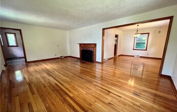 4 Pinecrest Dr in Cortland, NY - Foto de edificio - Building Photo