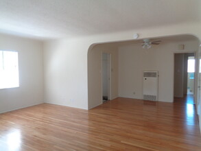 106 Mira Mar Ave in Long Beach, CA - Building Photo - Interior Photo