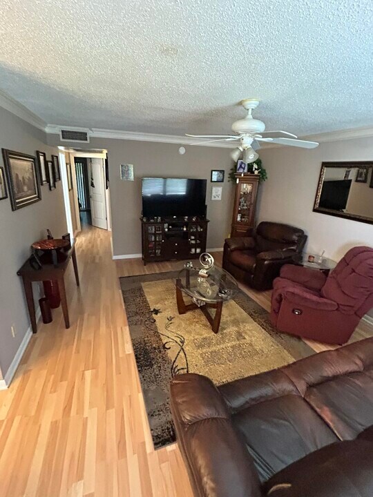 570 Durham Cir in Deerfield Beach, FL - Building Photo