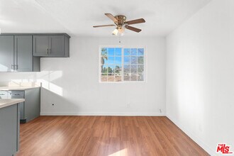 12325 Oxnard St in Los Angeles, CA - Building Photo - Building Photo