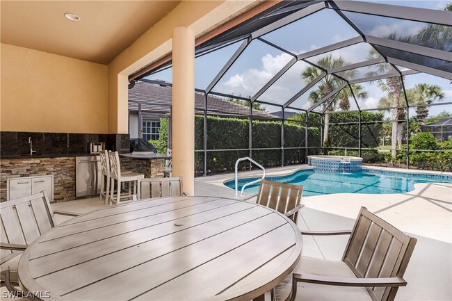 8754 Hideaway Harbor Ct in Naples, FL - Foto de edificio - Building Photo