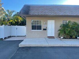 1043 Milwaukee Ave in Dunedin, FL - Building Photo